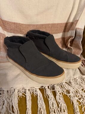 Women’s Toms Slip on Shoes, size W8.5